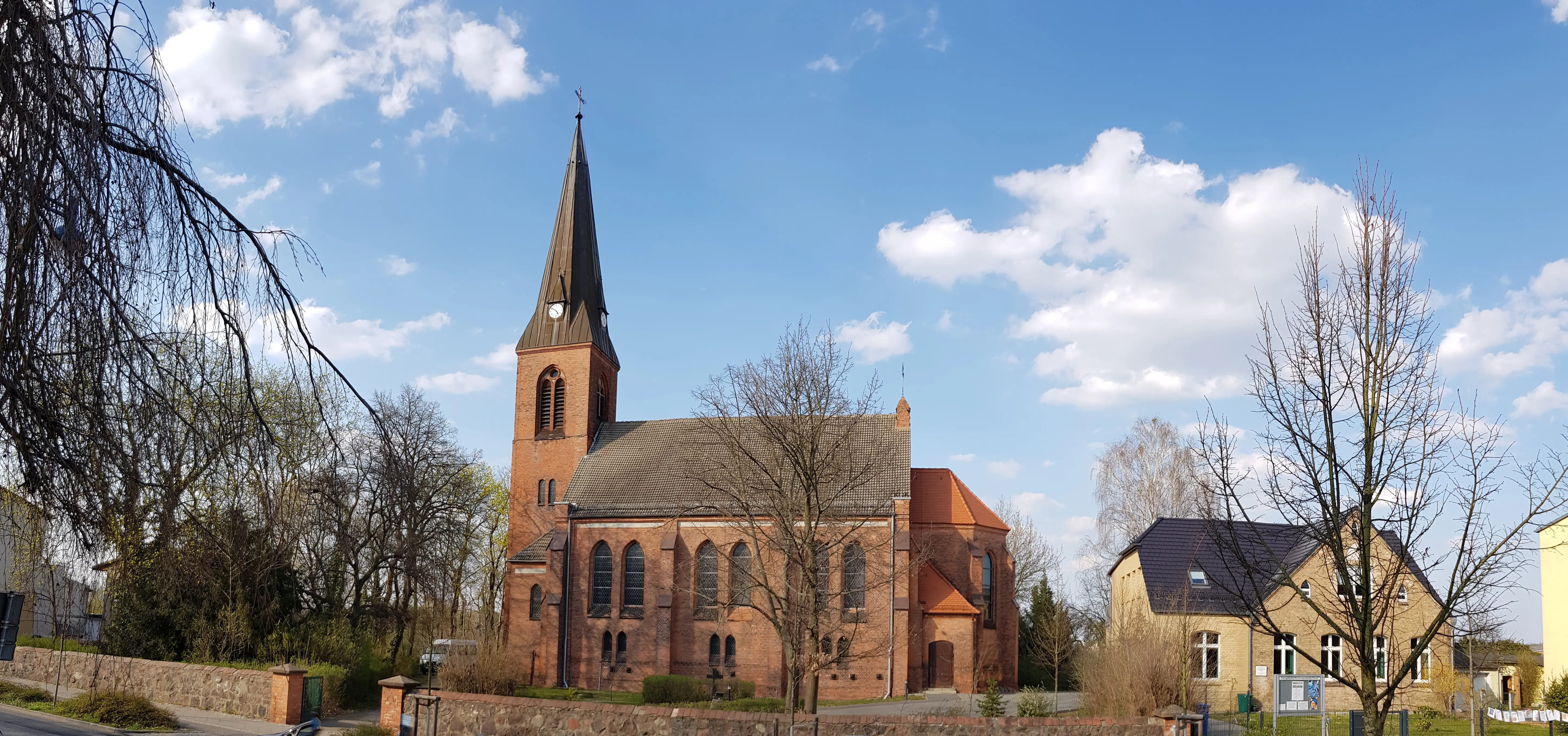 Kirchengelände Friedenskirche Finow mit Gemeindezentrum.